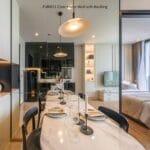 ผนังกรุกระจกเงา รองพื้นไม้อัด